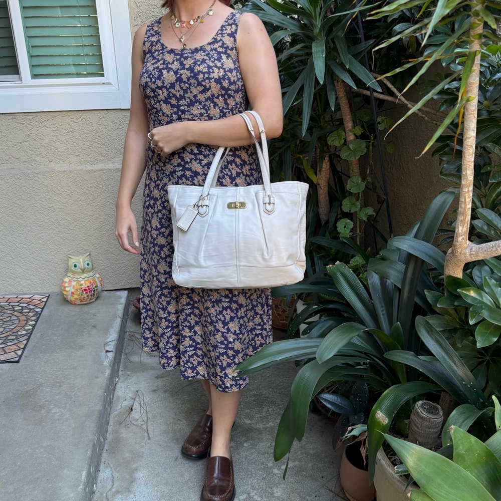 Vintage White Coach Hampton Leather Super Large Tote Bag with Torn Lock - Picture 8 of 16